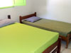 Suíte com ar-condicionado contendo uma cama de casal e uma solteiro