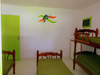 Primeiro quarto com quatro camas de solteiro e ar-condicionado