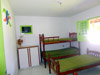 Primeiro quarto com quatro camas de solteiro e ar-condicionado